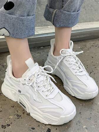 Damsneakers med snörning och nät, andningsbara, mångsidiga, tjocka sular för sport, casual löparskor, plattformssneakers med grova mönster