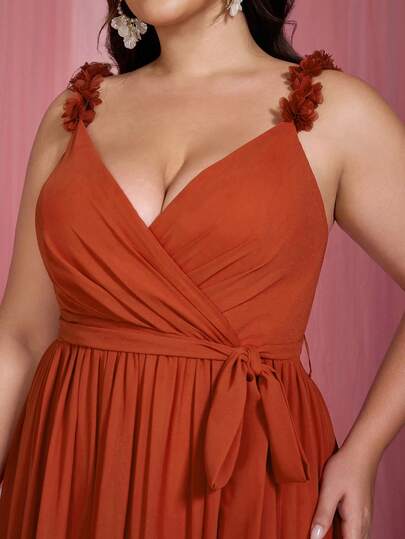 Vestido de dama de honor elegante sin mangas con estampado floral y cruce en la espalda para boda de primavera