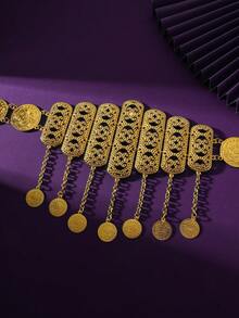 حزام من سبيكة الزنك الذهبي اللامع، يشع جوًا نبيلاً، ويعزز على الفور الشكل الإجمالي للإحساس الرائع، له تأثير بصري قوي. شكل منسوج فريد مع زخرفة معدنية على شكل عملة معدنية دائرية وسلسلة، تفاصيل غنية وحرفية رفيعة، تبرز الجودة العالية والذوق الفريد. يتناسب بإحكام مع منحنى الخصر، ويحدد بذكاء خط الخصر