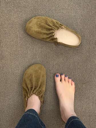 Söta, unika designade, bekväma khaki-gröna slip-on-skor för kvinnor