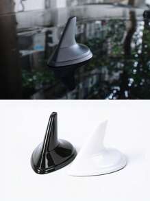 Antena dachowa FM/AM Shark Fin Modified Spoiler – antena dachowa ABS Spoiler Style ze wbudowanym odbiornikiem sygnału, wykończenie lakierem fortepianowym o połysku, stylowy wygląd, opływowy kształt zmniejszający opór wiatru, mocna podstawa klejąca do montażu bez uszkodzeń