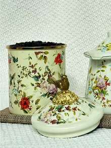 一套复古搪瓷单柄咖啡壶，配有鹰嘴壶嘴。用途广泛，可用于加热、盛放牛奶、冲泡咖啡、制作黄油、煮方便面或熬制酱料。这套欧式家用咖啡具是节日或生日的理想礼物。