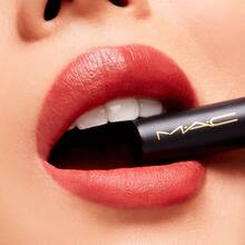 MAC M.A.C 丝绒哑光唇膏笔 “100% 正品” “顶级推荐” “丝绒哑光妆效 | 高显色度” “24 小时持妆 | 不沾杯” “晚间活动的理想之选” “滋养配方，改善干燥双唇” “甜美哑光保湿” “奢华黑色斜角笔尖设计” “通勤和约会的完美之选” “持久不晕染” - 893 Sweet Cinnamon - 查看 5