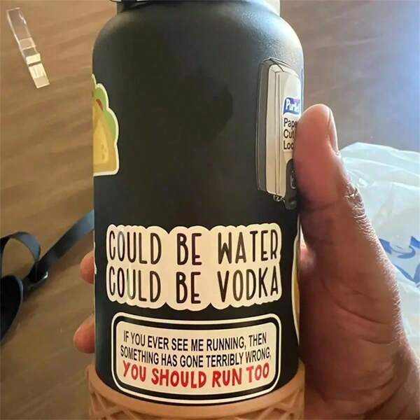 1 Stück "Vielleicht Wasser, vielleicht Wodka" Aufkleber, lustige PET Aufkleber für Tassen, Laptops, Wasserflaschen, Handyhüllen, langanhaltend und auffallend