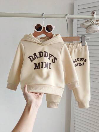 طقم بلوزة هودي وبنطلون من الفليس مع طباعة إنجليزية جميلة للأطفال الصغار، مناسب للخروج أو البقاء في المنزل، خريف/شتاء