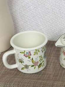 一套复古搪瓷单柄咖啡壶，配有鹰嘴壶嘴。用途广泛，可用于加热、盛放牛奶、冲泡咖啡、制作黄油、煮方便面或熬制酱料。这套欧式家用咖啡具是节日或生日的理想礼物。