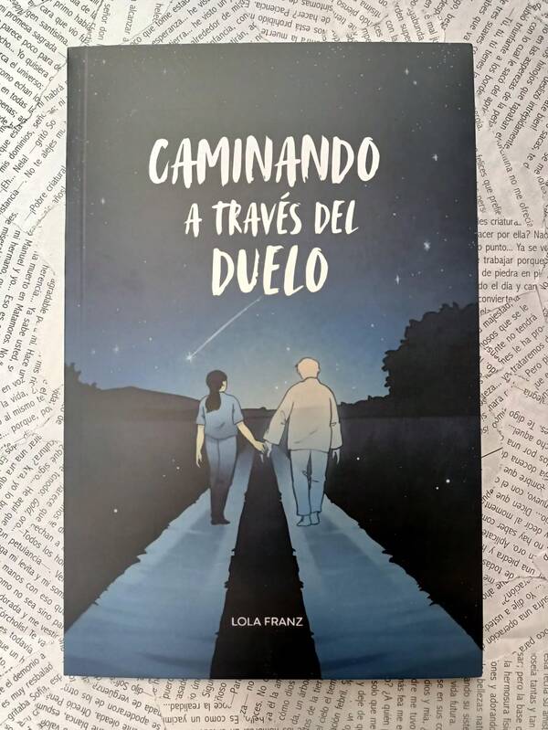 Caminando a través del duelo, de Lola Franz, Dejate acompañar en el dificil proceso que significa el duelo, con frases emotivas, reflexiones personales que tocaran tu corazón y un diario guiado que te ayudará a canalizar mejor tus emociones