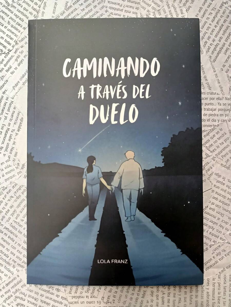 Caminando a través del duelo, de Lola Franz, Dejate acompañar en el dificil proceso que significa el duelo, con frases emotivas, reflexiones personales que tocaran tu corazón y un diario guiado que te ayudará a canalizar mejor tus emociones - Libro único - Ver 1