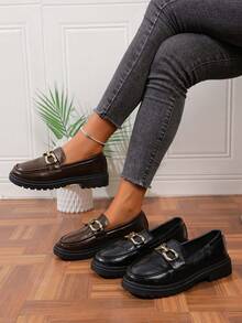 Damen Lässig Rundkopf Loafer, modisch mit Ketten-Dekor und abgenutzter Optik, rutschfeste Gummisohle, Slip-On Collegestadt/Landstil Schuhe, bequem für alle Jahreszeiten, Stofffutter