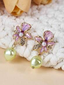 一对仿珍珠花朵耳环，复古古典风格，设计独特，品质优雅，彰显新中式风格。是2025年情人节、母亲节、返校季和聚会的理想礼物。 - 均碼 - 查看 5