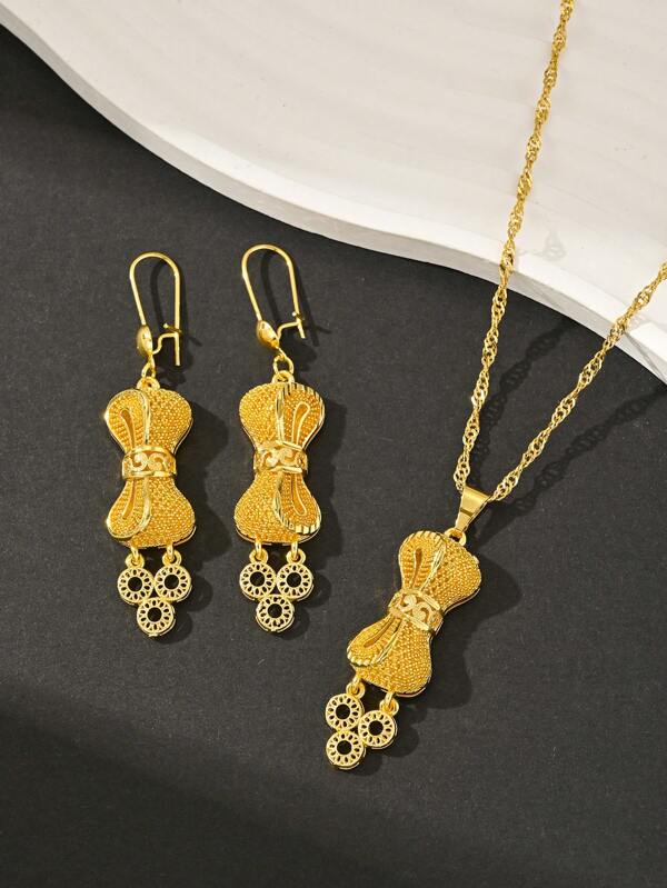 طقم مجوهرات للنساء من قلادة وأقراط، أنيق وفاخر بتصميم بسيط كبديل للمجوهرات الذهبية