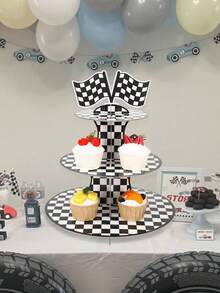 Schwarz-weiß kariertes Rennauto