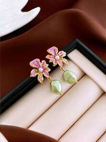 一对仿珍珠花朵耳环，复古古典风格，设计独特，品质优雅，彰显新中式风格。是2025年情人节、母亲节、返校季和聚会的理想礼物。 - 均碼 - 查看 6