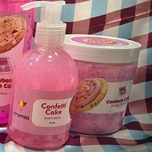 Juego de baño Crmble cookies, aroma pastel de cumpleaños. Incluye shampoo, acondicionador, gel de baño, exfoliante, crema corporal y mascarilla reparadora para el cabello, libre de parabenos y conservantes artificiales. - Rosa Roja - Ver 2