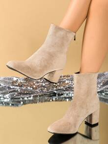 女士踝靴，卡其色绒面质感高品质踝靴，后拉链粗跟时尚稳固便捷，适合各种个人风格，易于搭配日常通勤和工作场合的时尚踝靴 - 卡其色 - 查看 1