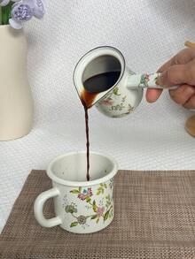 一套复古搪瓷单柄咖啡壶，配有鹰嘴壶嘴。用途广泛，可用于加热、盛放牛奶、冲泡咖啡、制作黄油、煮方便面或熬制酱料。这套欧式家用咖啡具是节日或生日的理想礼物。