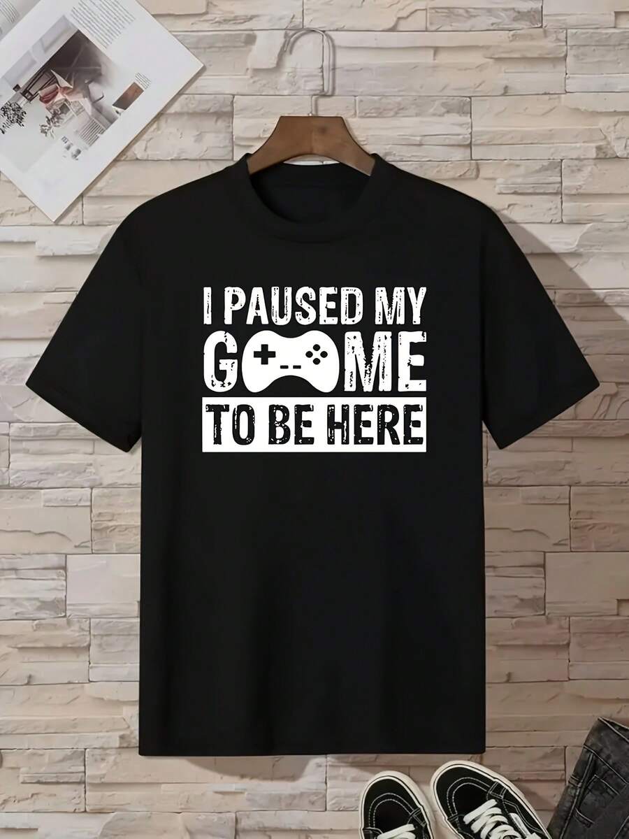 Camiseta gráfica para hombres "Pausé mi juego para estar aquí" - Cuello redondo casual, manga corta, camiseta de poliéster suave y transpirable, negra con letras blancas, perfecta para gamers - Negro - Ver 1