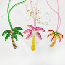 椰子树包吊坠、串珠椰子树、人造珍珠和果实累累的椰子树象征着毅力/顽强的生命力，手工串珠热带棕榈树钥匙扣 - 充满活力的绿色和粉红色 DIY 棕榈树饰物，带有白色花朵装饰，波西米亚风棕榈树饰物包和服装背包配饰，适合女性和男性