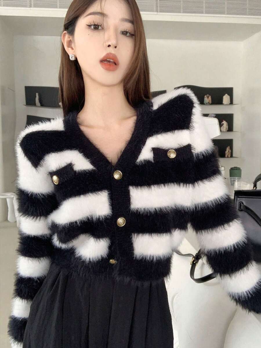 优质小众短款条纹貂皮羊绒毛衣女开衫，V领针织外套，面料随机 - 黑與白 - 查看 1