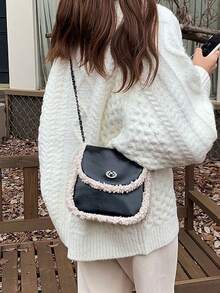 2025 Nowa jesienno-zimowa torebka na ramię z imitacji futra, łańcuszek, półokrągła torebka na ramię z siodłem dla kobiet, nowość w sprzedaży, futrzana torebka dla kobiet