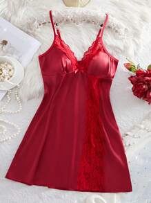 新款性感吊带睡裙，奢华白色缎面高开衩睡衣，时尚蕾丝拼接蝴蝶结饰边短款睡裙