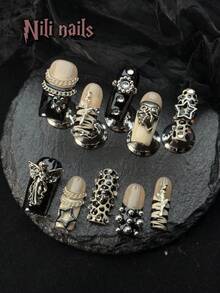 可爱的万圣节美甲套装，包含 10 片手工制作的亚克力按压式美甲片，中号方形美甲，米色和黑色法式美甲，手绘豹纹和不对称条纹，3D 鬼脸，玫瑰和星星美甲装饰，附赠凝胶贴纸和指甲锉。 - 米色 - 查看 3