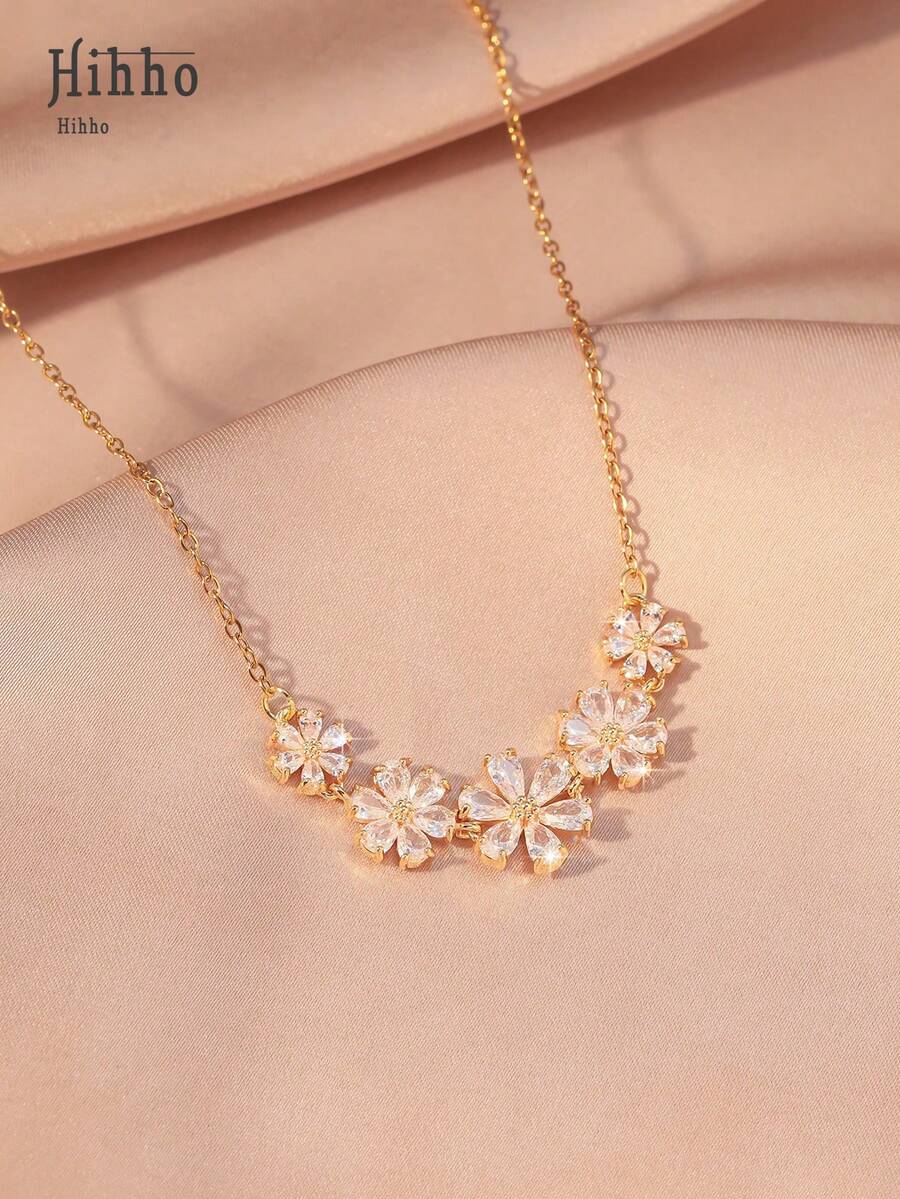 Hihho 1pc Floral Zirconia Inlaid 5 Flower Minimalist Design Delicate Women's Clavicle Chain, Elegant Women's Pendant Necklace, Gift For Date - Yellow Gold - View 1