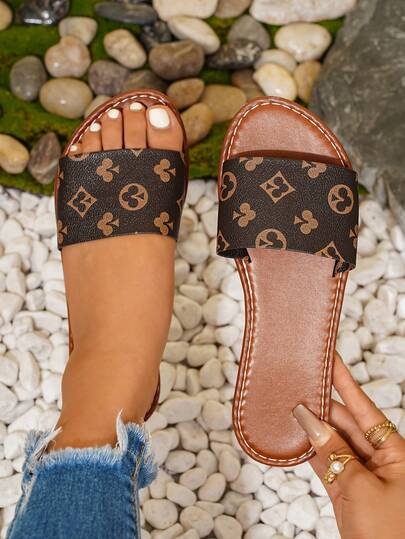 New Fashion H-Shape Women's Slippers, Casual Style, Roman Style Slip-On Slippers, Comfortable Black, Beige And Brown Colors, Low Heel And Embossed Pattern, Desert Key French High-End Flat Slippers With Sequins And Thick Soles, Beach Shoes, Perfectly Matched With New Fairy-Style Slip-On Slippers, Suitable For Dates, Indoor And Outdoor Use, With Deodorizing And Anti-Slip Function, Crocodile Pattern Slippers With Metal Decoration And Flat Soles, Slip-On Summer Fashion Slippers.