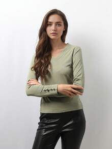 Blusa de manga larga con cuello en V y puños con botones. Casual, cómoda y con estilo. Botones decorativos en los puños. - palta - Ver 2