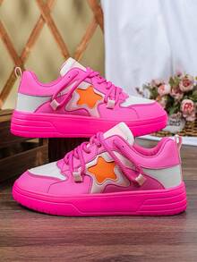 Giày trượt ván thời trang nữ với họa tiết chắp vá màu trắng, hồng và nhiều màu, trang trí bằng những ngôi sao màu cam, thiết kế buộc dây, thoải mái khi đi làm, mặc hàng ngày, đi nghỉ và chơi thể thao - Nền đỏ hoa hồng trắng - Xem 4