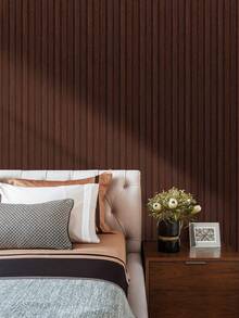 1卷40厘米（15.75英寸）宽自粘式壁纸，可撕贴、可移除、防水、防刮，适合租房者使用，优质PVC材质，现代乡村3D效果，竖条纹深胡桃木棕色木纹面板，易于安装，适用于卧室、客厅、家具翻新、出租房装饰，四季皆宜。 - 深棕色 - 查看 13