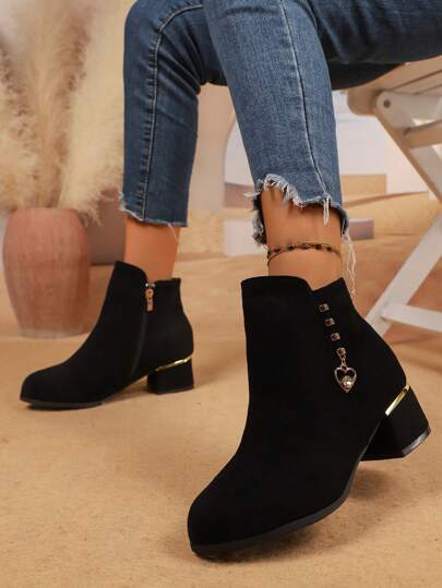 秋冬简约风格中跟粗跟黑色绒面革女式踝靴，水钻吊坠侧拉链靴，时尚优雅，女靴