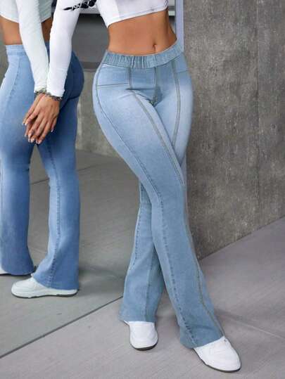 Pantalones acampanados de mezclilla azul claro con ajuste ceñido y detalle en costuras