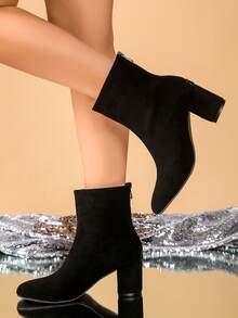 女士踝靴，黑色绒面质感高品质踝靴，后拉链粗跟时尚稳固便捷，适合各种个人风格，易于搭配日常通勤和办公室穿着，时尚踝靴 - 黑色 - 查看 5