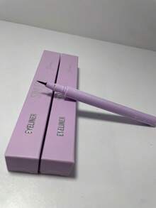 Delineador de ojos café en plumón, punta precisa, color café intenso, fórmula resistente y de larga duración, aplicación suave, ideal para líneas definidas y naturales.