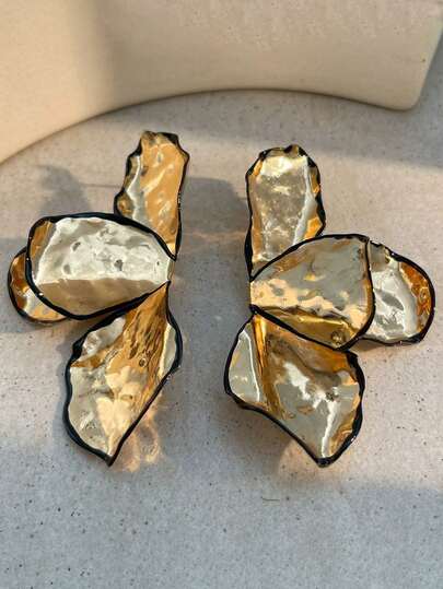 1 par de pendientes elegantes y de moda con diseño de pétalos plisados de metal, pendientes llamativos y únicos adecuados para el uso diario de las mujeres