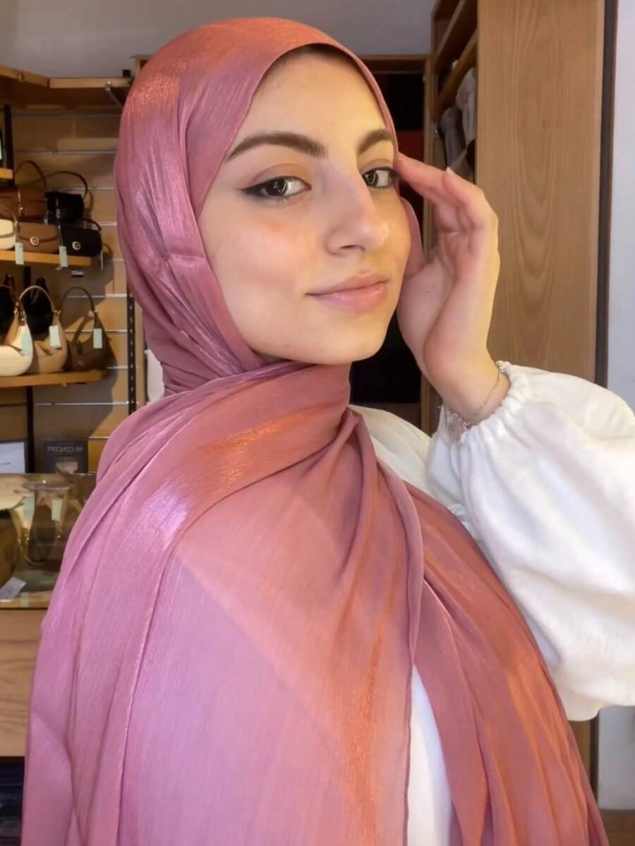 1条女士纯色丝滑柔软头巾，阿拉伯休闲长款头巾，保守素雅的头巾，适合日常穿着。 - 中紫紅色 - 查看 1