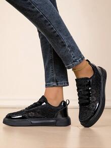 Zapatillas slip-on elegantes y cómodas de mujer con malla de encaje floral negro, adecuadas para ir al trabajo y caminar