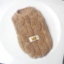 Ropa para mascotas. Chaleco de peluche grueso y cálido adecuado para que perros y gatos pequeños lo usen en invierno. Ropa para perros que se puede usar con alegría al aire libre.