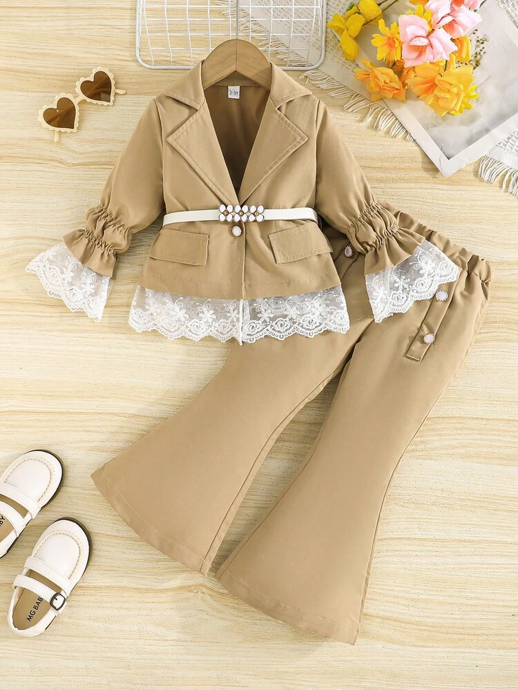 مجموعة رسمية من قطعتين للبنات للربيع/الخريف، تتكون من ملابس علوية كم طويل مزينة بالدانتيل مع حزام مزهر وبنطلون واسع - كاكي - مشاهدة 1