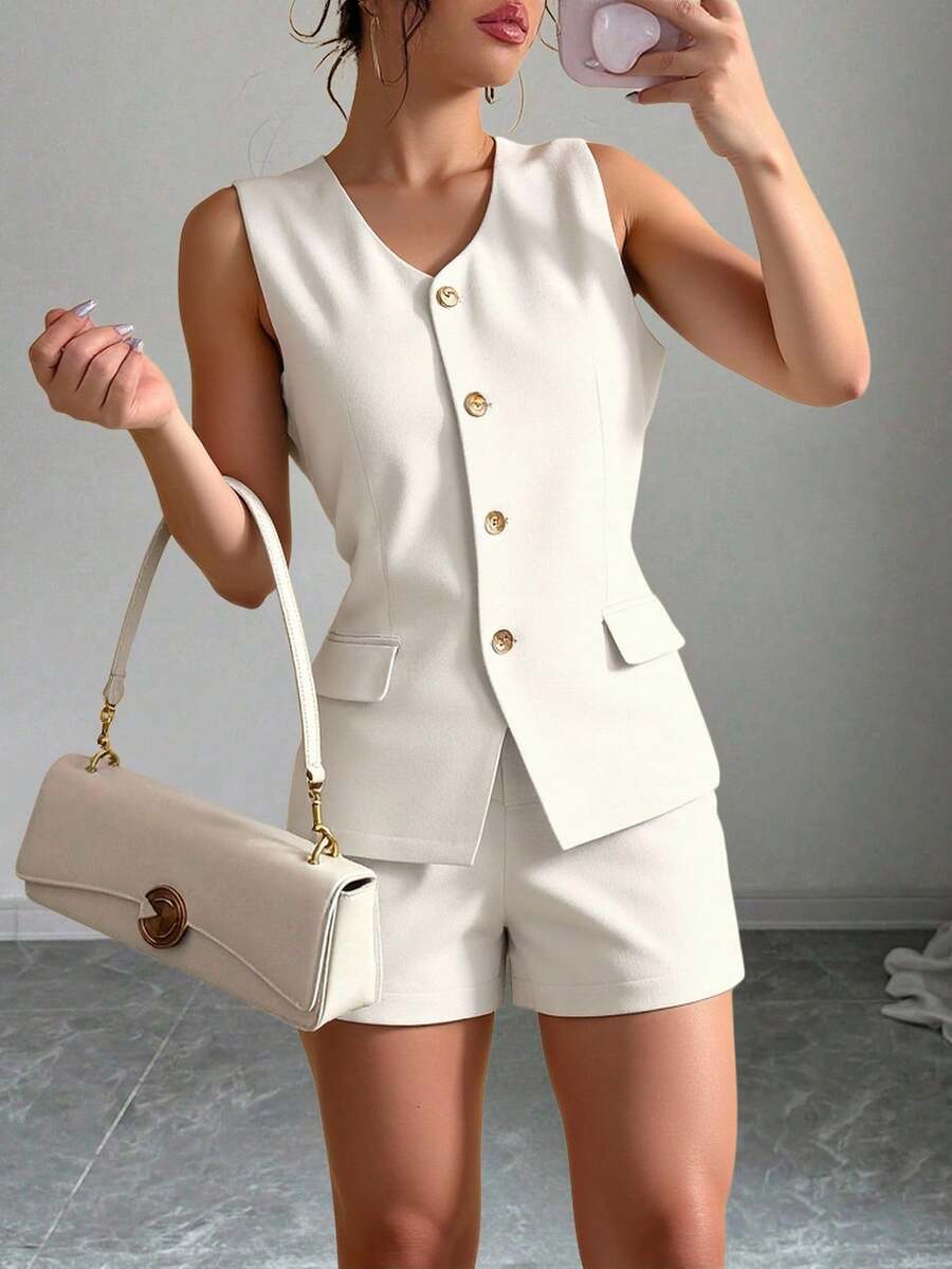 Conjunto está confeccionado en un tejido liso y ligero, chaleco sin mangas con escote en V, Un shorts de corte relajado y cómodo  Liso    Elegante  Casual    Bolsillo  Botón delantero  Botón    Oficina - Blanco - Ver 1