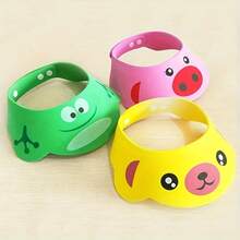 Disponible en 3 opciones de color: Rana verde, Cerdo rosa y Oso amarillo. Gorros de baño de material EVA. Suaves y ajustables con diseño de protección de alta calidad para los oídos. Un gorro de alta calidad imprescindible para el baño