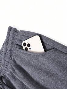 男士休闲跑步裤，配有可调节抽绳、侧袋和品牌标识贴片，适合健身、慢跑、训练和休闲穿着。 - 深灰色 - 查看 6