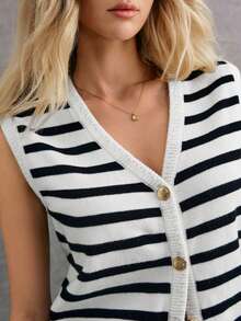 Cárdigan informal a rayas para mujer, diseño de escote en V sin mangas, rayas blancas y negras en colores contrastantes, combinado con botones exquisitos, el estilo general es simple y elegante. - Blanco - Ver 2