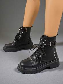 朋克金属孔眼系带扣假日黑色时尚踝靴，厚底靴，英伦风格高帮机车靴，铆钉系带和皮带扣，秋冬 - 黑色 - 查看 5