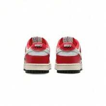 Giày Nike Dunk Low nam, giày thường ngày, nhẹ, đệm êm, thoáng khí, thoải mái, đế dày, có logo, thân thiện với da, phối màu đa năng, dùng hàng ngày, tập gym, đi làm, dạo phố, du lịch, đi học, màu đen DZ2536-600 - màu đỏ - Xem 5