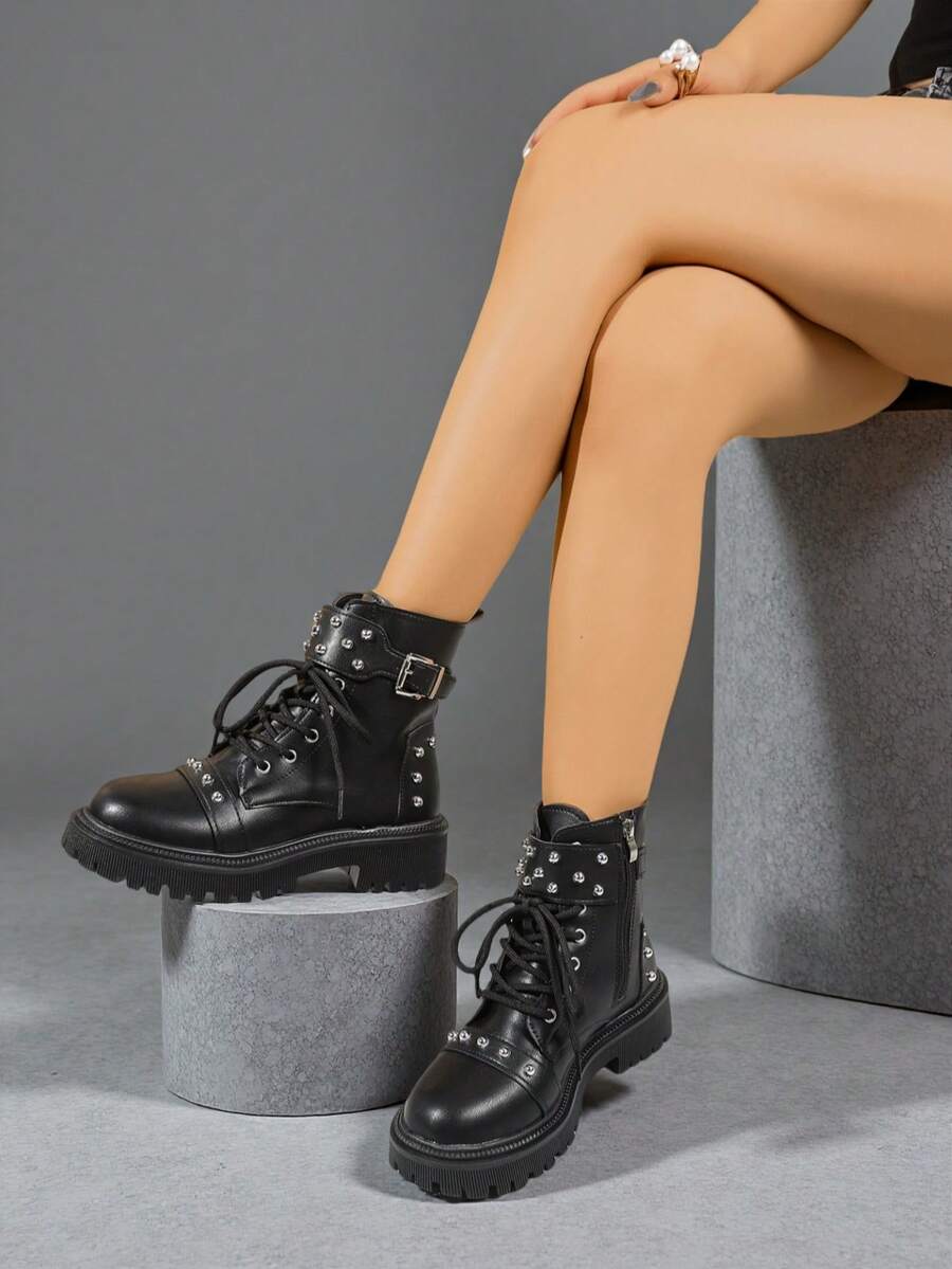 朋克金属孔眼系带扣假日黑色时尚踝靴，厚底靴，英伦风格高帮机车靴，铆钉系带和皮带扣，秋冬 - 黑色 - 查看 1