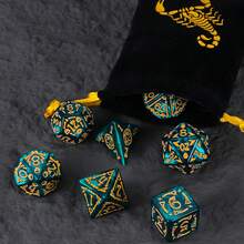 7 件套多面骰子，采用万圣节主题骷髅和南瓜图案，配有骰子收纳袋。非常适合角色扮演游戏，非常适合收藏，也是万圣节和圣诞节的绝佳礼物！ - 彩色 - 查看 3