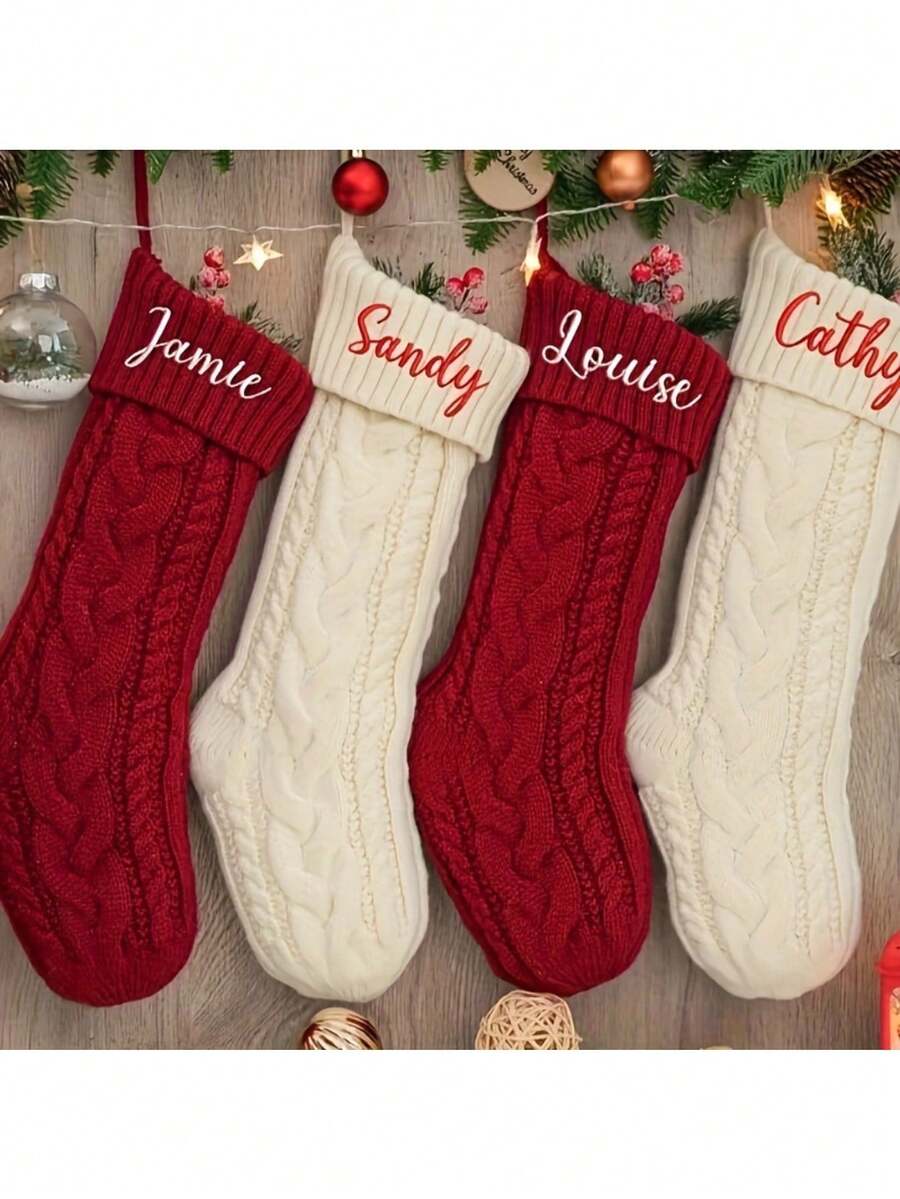 جورب عيد الميلاد - حرف العائلة مصنوع بالتريكو لديكور العطلات، أبيض مع تفاصيل باللون الأحمر والأخضر، متين للاستخدام الداخلي/الخارجي، هدية عيد الميلاد الفريدة، حامل جورب، جورب ديكور عيد الميلاد، ديكور منزلي للعطلات، تصميم محبوك منسوج
