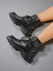 朋克金属孔眼系带扣假日黑色时尚踝靴，厚底靴，英伦风格高帮机车靴，铆钉系带和皮带扣，秋冬 - 黑色 - 查看 3